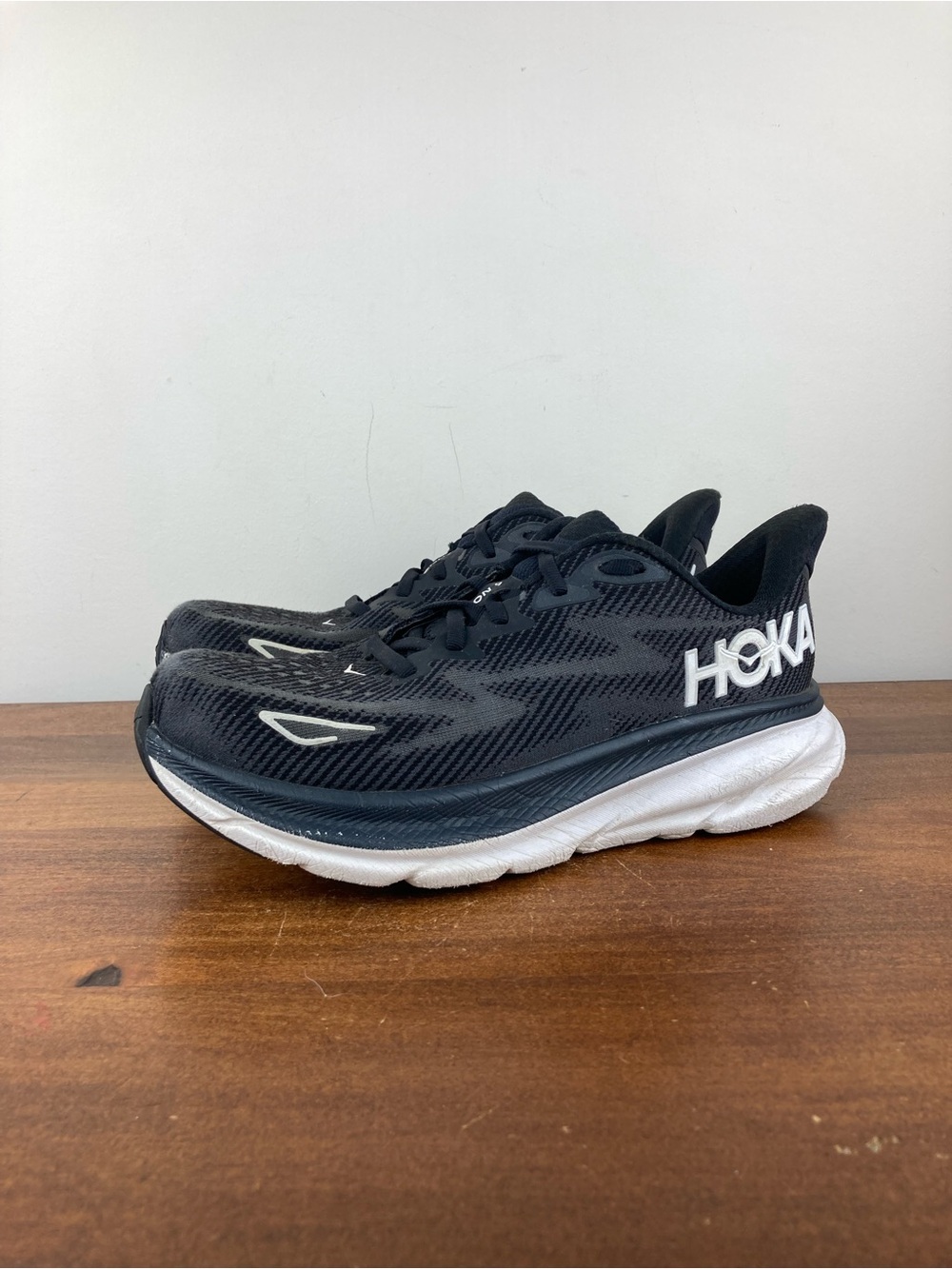 Hoka One One Clifton 9 Running Sneakers Black 1132211 BWHT Women’s Size 8D Wide.